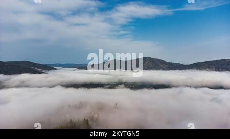 Brouillard dans les montagnes. Photographie aérienne. Vue sur les montagnes brumeuses. télécharger l'image Banque D'Images