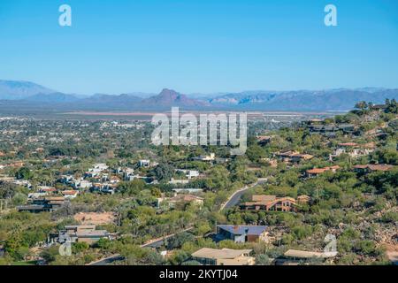 Vue sur la résidence de banlieue depuis le sentier de randonnée de Camelback Mountain à Phoenix, Arizona. Vue en grand angle d'un quartier résidentiel incliné avec de grandes résidences Banque D'Images