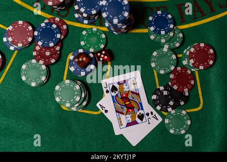 Table Black Jack avec cartes et jetons Banque D'Images