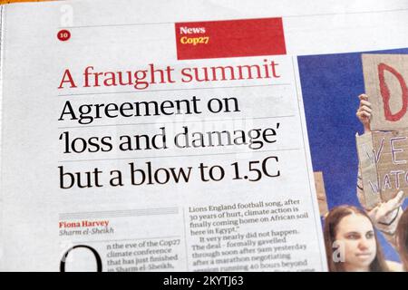 "Un accord de sommet truffé sur les "pertes et dommages" mais un coup porté à 1,5C" le journal Guardian titre Cop27 écrêtage 21st novembre 2022 Londres Royaume-Uni Banque D'Images