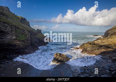 Tintagel Haven sur la côte cornish, Cornouailles, Angleterre Banque D'Images