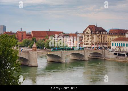 BÂLE, SUISSE, 7 JUILLET 2022 : pont Wetsteinbrucke sur le Rhin et bâtiments historiques de la ville. Promenade dans la vieille ville bien préservée Banque D'Images