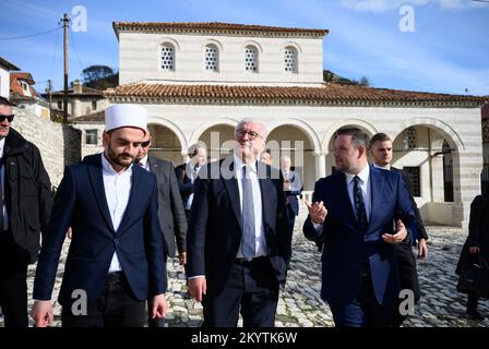 Berat, Albanie. 02nd décembre 2022. Le président fédéral Frank-Walter Steinmeier visite la mosquée royale de Berat et y est guidé par Ervin Demo (r), maire de la ville de Berat, et l'imam, Hekuran Uzumi (l). Lors de son voyage de quatre jours dans les Balkans, le Président Steinmeier visite les pays du nord de la Macédoine et l'Albanie. Credit: Bernd von Jutrczenka/dpa/Alamy Live News Banque D'Images