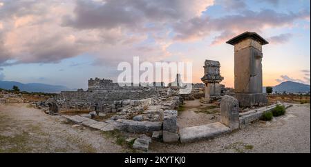 La ville antique de Xanthos. Tombe monument et les ruines de l'ancienne ville de Xanthos - Letoon à Kas, Antalya, Turquie au coucher du soleil. Capitale de Lycia. Banque D'Images