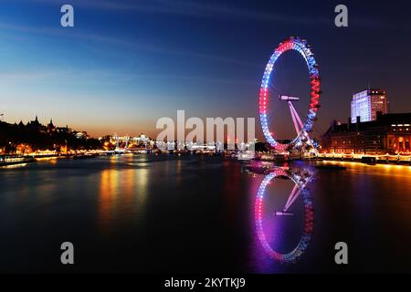 LONDRES - JUIN 11 : vue de nuit de Londres Skyline inclut London Eye on 11 juin 2015, Londres, Royaume-Uni. London Eye est une célèbre attraction touristique à une hauteur Banque D'Images
