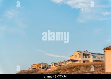 Bâtiments résidentiels clos au sommet d'une colline à San Diego, Californie.Il y a des maisons de deux étages avec des balcons contre le ciel bleu clair Backgrou Banque D'Images