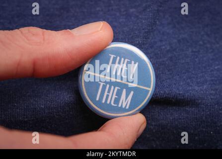 Une personne qui leur montre leur pronoms en portant un badge. Banque D'Images