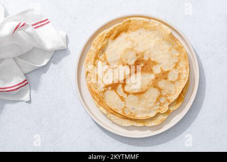 Crêpes. Fines crêpes sur une plaque. Vue de dessus Banque D'Images