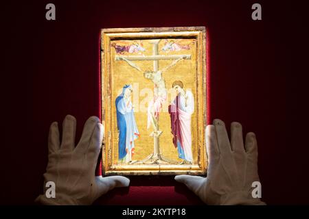 Bolognese School, 'Crucifixion avec la Vierge, Saint John l'évangéliste, et deux anges en deuil' à Sotheby's à Londres, qui est estimé à vendre pour £1,4 millions à £1,8 millions dans leur prochain Old Master Evening sale. Parmi les travaux à l'affiche, on peut citer Vénus et Adonis de Titien, dont on estime qu'elles vont de £8 millions à £12 millions. Date de la photo: Vendredi 2 décembre 2022. Banque D'Images