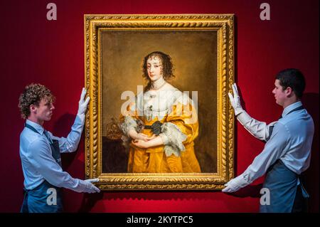 Londres, Royaume-Uni. 2nd décembre 2022. The Old Masters Evening sale est dirigé par un Portrait de la reine Henrietta Maria par Anthony van Dyck, estimation: £2 000 000-4 000 000 - Aperçu de la semaine classique à Christie's London se déroulera jusqu'au 15 décembre sur quatre ventes en direct et trois ventes en ligne. Crédit : Guy Bell/Alay Live News Banque D'Images