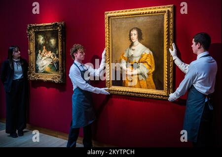 Londres, Royaume-Uni. 2nd décembre 2022. The Old Masters Evening sale est dirigé par un Portrait de la reine Henrietta Maria par Anthony van Dyck, estimation: £2 000 000-4 000 000, vu ici avec Reading Party par le peintre français du 18th siècle, Jean-François de Troy, de la Collection de Lord et Lady Weinstock, estimation: £2 000 000- 3 000 000 (L) - Aperçu de la semaine classique à Christie's London se déroulera jusqu'au 15 décembre sur quatre ventes aux enchères en direct et trois ventes en ligne. Crédit : Guy Bell/Alay Live News Banque D'Images