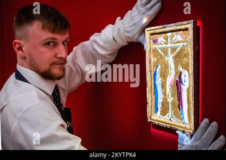 Londres, Royaume-Uni. 2nd décembre 2022. Bolognese School, 13th Century, Crucifixion avec la Vierge, Saint John l'évangéliste, et deux anges en deuil, vers 1280, est £1,4-1,8 millions - Aperçu de la vente de soirée des anciens maîtres à Sotheby's. Crédit : Guy Bell/Alay Live News Banque D'Images