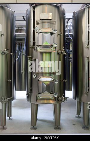 MARGAUX, FRANCE - AUGIST 13, 2015: Cuves métalliques sur l'usine de vin de Château Margaux. Le Château Margaux, archaïque la Mothe de Margaux, est un domaine viticole de B Banque D'Images