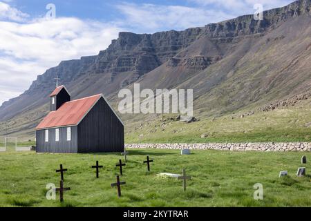 Église de Sauribaejarkirkja près de la plage de Raudisandur, dans la région de Westfjords, dans le nord de l'Islande Banque D'Images