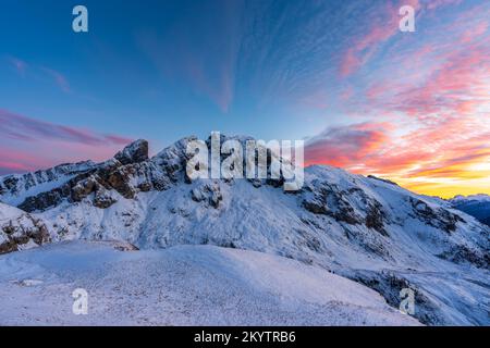 Vue sur Monte Cernera depuis Passo Giau au coucher du soleil (Dolomites, Italie) Banque D'Images