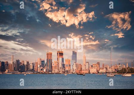 Horizon de New York avec gratte-ciel, nouvelle construction, Hudson River et coucher de soleil vu du New Jersey Banque D'Images