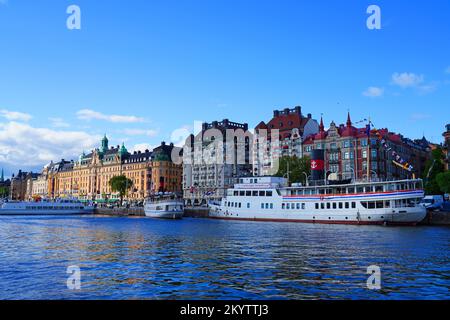 STOCKHOLM, SUÈDE -30 MAI 2022 - vue sur le front de mer de Strandvagen, au centre-ville de Stockholm, Suède. Banque D'Images