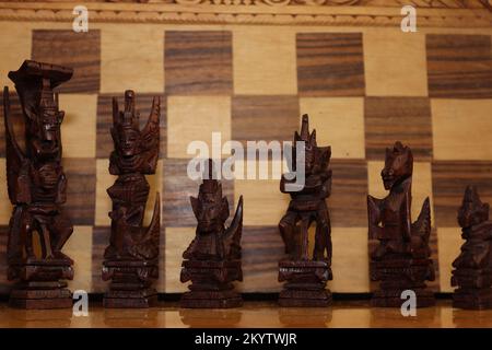 Pièces d'échecs mayas photographiées sur un fond montrant un plateau d'échecs Banque D'Images