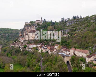 Vue aérienne du beau village de Rocamadour dans le département du Lot, sud-ouest de la France. Son sanctuaire de la Sainte Vierge Marie, a attiré pendant des siècles Banque D'Images