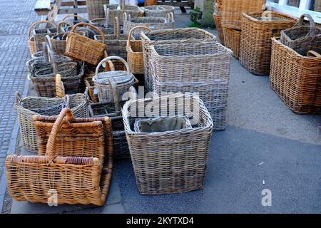 Paniers en osier de différentes tailles en vente sur la chaussée à l'extérieur d'un magasin à Burford, Gloucestershire, Royaume-Uni Banque D'Images