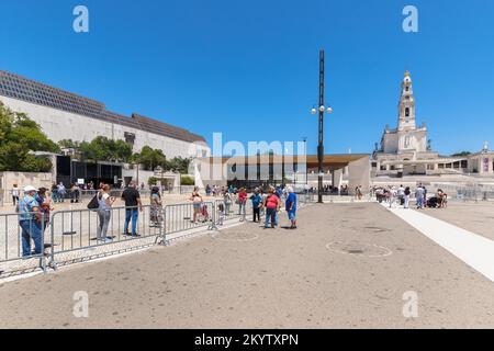 Fatima, Santarem, Portugal - 26 juin 2021 : des pèlerins font la queue devant la Chapelle des apparitions (Capelinha das Aparicoes) du Sanctuaire de Fatim Banque D'Images