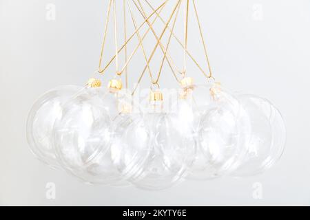 Boules de Noël en verre transparent sur fond blanc. Arrière-plan de Noël tendance Banque D'Images