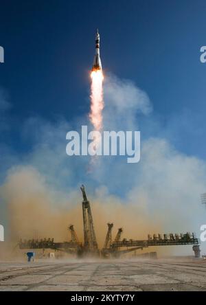 Le Soyouz TMA-16 lance depuis le cosmodrome de Baïkonour au Kazakhstan le mercredi, 30 Septembre, 2009 Expédition comptable ingénieur de vol 21 Jeffrey N. Williams, mécanicien de Maxim Suraev et Spaceflight Participant Guy Laliberté à la Station spatiale internationale. (Photo crédit : NASA/Bill Ingalls) Banque D'Images