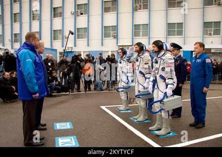 Participant à l'espace Charles Simonyi, à gauche, Commandant de l'expédition 19 Gennady I. Padalka, ingénieur de centre et de vol Michael R. Barratt salue les responsables avant d'embarquer dans le bus qui les conduira au plateau de lancement de Soyuz le jeudi 26 mars 2009 à Baikonur, au Kazakhstan. Crédit photo : (NASA/Bill Ingalls) Banque D'Images