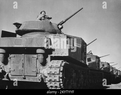 Une photo vintage vers mars 1943 d'une ligne d'American construit M3 chars de taille moyenne Grant sur le défilé en Australie pendant la Guerre mondiale 2. Ces véhicules ont été fournis dans le cadre du programme de location à long terme. Banque D'Images