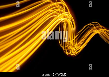 Une vague de lumière futuriste et un design élégant aux lignes lumineuses. Résumé de la technologie moderne. Concept de vitesse. Banque D'Images