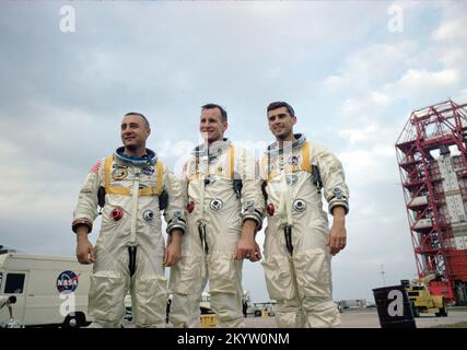 Le premier équipage d'Apollo 1, Virgile I (Gus) Grissom, Edward H. White, II, et Roger B. Chaffee, au cours de l'entraînement en Floride. Le 27 janvier 1967, l'équipage a été tué lorsqu'un incendie a éclaté dans leur capsule pendant les tests. Apollo 1 avait été désigné comme- 204 mais après l'incendie, les veuves des astronautes a demandé que la mission considérée comme l'Apollo 1 et missions suivantes seront numérotés à la suite du vol qui n'a jamais fait dans l'espace. Banque D'Images