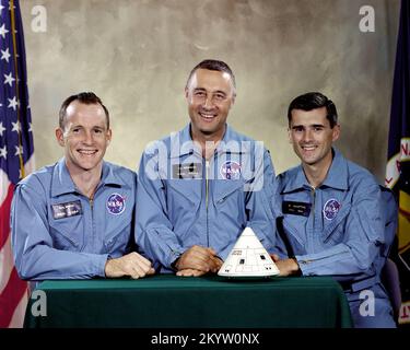 Portrait de l'équipage d'Apollo 1 prime pour le premier vol spatial habité Apollo. De gauche à droite sont : Edward H. White II, Virgil I. "Gus" Grissom, et Roger B. Chaffee. Le 27 janvier 1967 à 17:31 CST (6:31 heure locale) au cours d'un test de lancement simulé de routine à bord de la Fusée lunaire Saturn V d'Apollo, un court-circuit électrique à l'intérieur du module de commande Apollo a révolutionné l'oxygène pur et dans l'espace de quelques secondes les trois membres d'équipage d'Apollo 1 ont péri. Banque D'Images