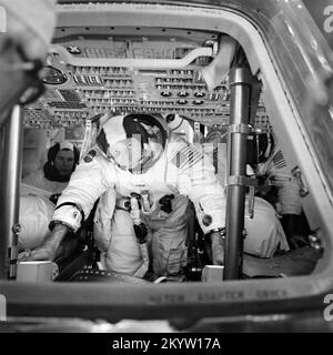 Astronaute Al Worden - en formation, les trois membres de l'équipage principal Apollo 15 peuvent être vus à l'intérieur du module de commandement Apollo 15 (cm) pendant l'entraînement de simulation au Centre spatial Kennedy (KSC). L'astronaute David R. Scott, commandant, est à l'arrière-plan à gauche. L'astronaute Alfred M. Worden, au premier plan du centre, est le pilote du module de commande. L'astronaute James B. Irwin, pilote de module lunaire, est hors de vue, à l'arrière-plan droit. Numéro de l'image: S71-29952 Date: 26 mars 1971 Banque D'Images