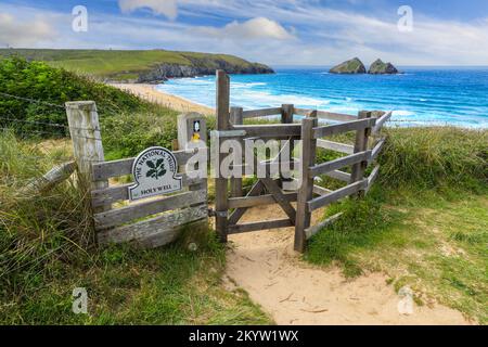 Un signe omega de la confiance nationale et une porte d'entrée à Holywell Bay, Cornwall, West Country, Angleterre, Royaume-Uni PHOTO PRISE À PARTIR DU SENTIER PUBLIC Banque D'Images