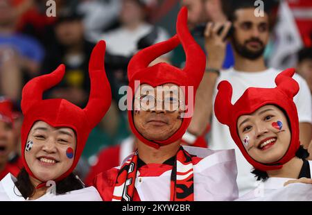 AR Rayyan, Qatar, 2nd décembre 2022. Les fans coréens posent pour des selfies lors du match de la coupe du monde de la FIFA 2022 au stade Education City, AR Rayyan. Le crédit photo devrait se lire: David Klein / Sportimage crédit: Sportimage / Alay Live News Banque D'Images