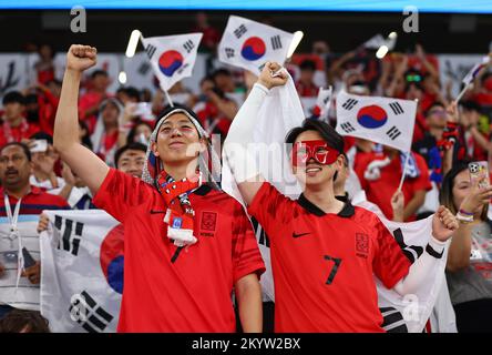 AR Rayyan, Qatar, 2nd décembre 2022. Les fans coréens posent pour des selfies lors du match de la coupe du monde de la FIFA 2022 au stade Education City, AR Rayyan. Le crédit photo devrait se lire: David Klein / Sportimage crédit: Sportimage / Alay Live News Banque D'Images