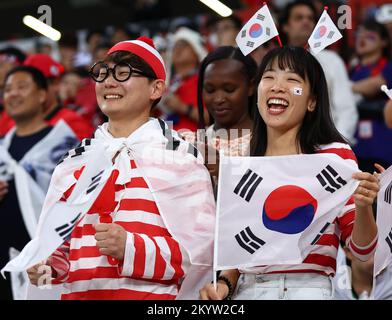 AR Rayyan, Qatar, 2nd décembre 2022. Les fans coréens posent pour des selfies lors du match de la coupe du monde de la FIFA 2022 au stade Education City, AR Rayyan. Le crédit photo devrait se lire: David Klein / Sportimage crédit: Sportimage / Alay Live News Banque D'Images