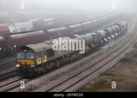 Colas Rail classe 66 locos 66848 et 66847 avec le service 3S14 1138 Grimsby Town to Wakefield Kirkgate Rail Head Treatment train le 28/11/22. Banque D'Images