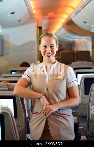 DUBAÏ - 17 NOVEMBRE 2015 : membre de l'équipage Emirates à bord de l'Airbus A380. Emirates est une compagnie aérienne basée à Dubaï, aux Émirats arabes Unis. C'est les larves Banque D'Images