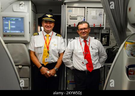PRAGUE, CZECK REPUBLICK - 16 AOÛT 2015 : pilotes de Czech Airlines après vol. CSA Czech Airlines a.s est la compagnie aérienne nationale de la République tchèque Banque D'Images