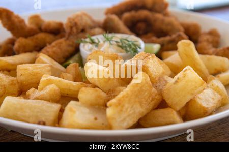 Délicieux plat au manioc frit. Nourriture indésirable à manger avec votre main. Valeur calorique élevée. Banque D'Images