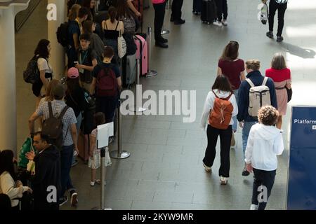 Les passagers font la queue à la gare de St Pancras, dans le centre de Londres, car de nombreuses personnes devraient partir en vacances ce week-end. Banque D'Images