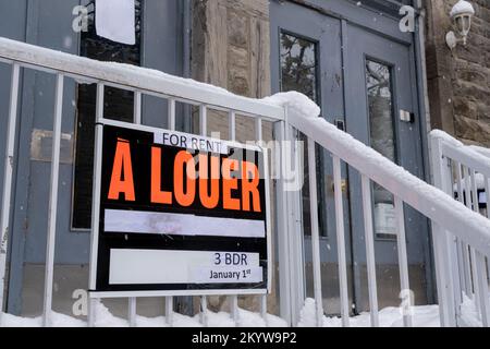 Un loueur - à louer en français - signe affiché devant le porche avant en hiver Banque D'Images