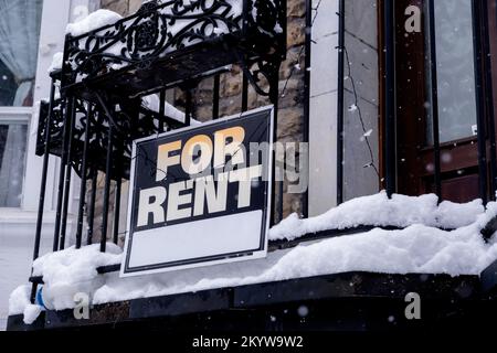 Pour le loyer affiche devant le porche avant en hiver Banque D'Images