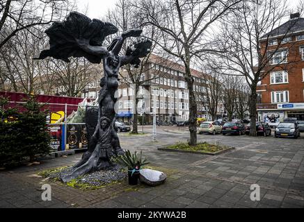 AMSTERDAM - le Monument de Besef sur le Surinameplein à l'occasion de la journée internationale pour l'abolition de l'esclavage. Le plan est que huit ministres, dont Mark Rutte lui-même, s'excusent pour le passé esclavagiste à divers endroits dans le monde sur 19 décembre. ANP REMKO DE WAAL pays-bas hors - belgique hors Banque D'Images