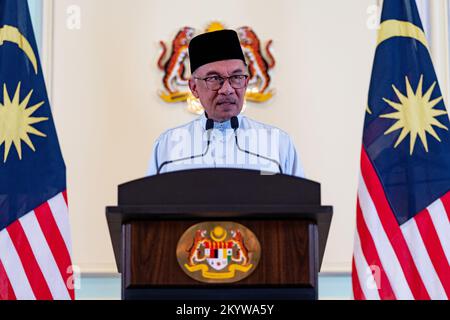 (221202) -- PUTRAJAYA, 2 décembre 2022 (Xinhua) -- le Premier ministre malaisien Anwar Ibrahim parle lors d'une conférence de presse à Putrajaya, Malaisie, 2 décembre 2022. Anwar a dévoilé son cabinet vendredi, nommant deux vice-premiers ministres dans le but de mieux représenter les deux moitiés du pays. (Sadiq Asyraf/Cabinet du Premier ministre de Malaisie/document via Xinhua) Banque D'Images