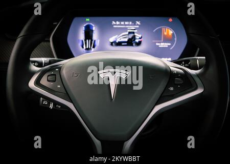 Vue du tableau de bord intérieur du modèle de voiture Tesla X illustrée au salon automobile Autosalon 2020. Bruxelles, Belgique - 9 janvier 2020. Banque D'Images