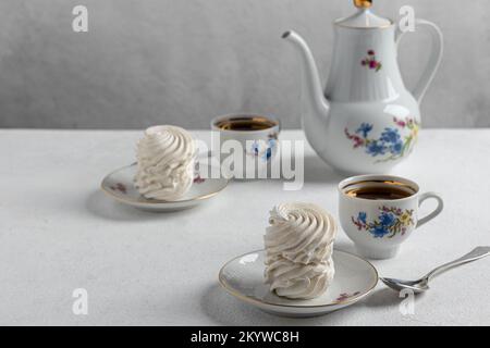 tea party avec un zephyr aéré et délicat sur fond clair. dessert maison, pâtisserie, chef pâtissier, vacances, anniversaire, confiserie, thé gourmet p Banque D'Images