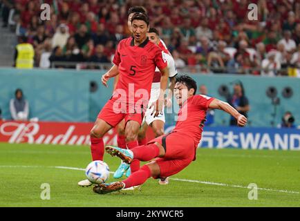 Kim Young-Gowon, en Corée du Sud, a marqué le but d'égalisation pour atteindre le score à 1-1 lors du match H de la coupe du monde de la FIFA au stade Education City à Al-Rayyan, au Qatar. Date de la photo: Vendredi 2 décembre 2022. Banque D'Images