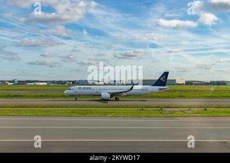 Une photo d'un Airbus A321 Neo Air Astana sur la piste. Banque D'Images